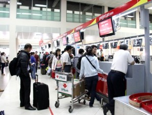 khach-hang-lam-thu-tuc-tai-quay-check-in